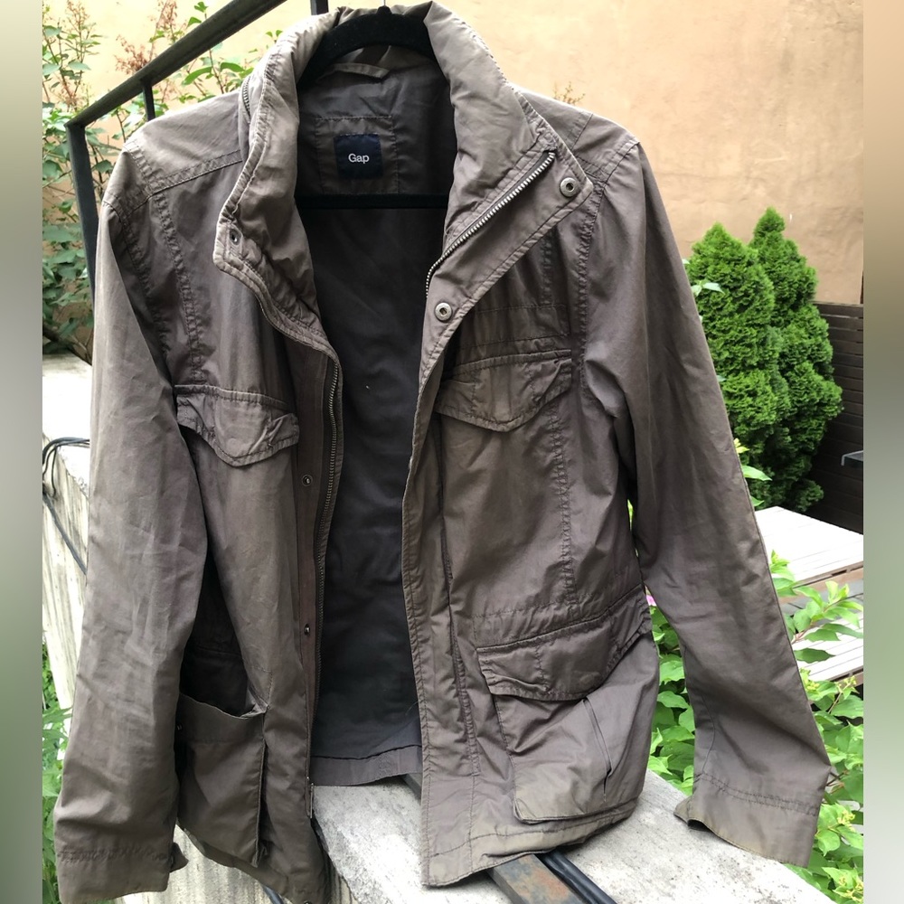 Men’s vintage Gap cargo jacket with collapsible hood. Size small.